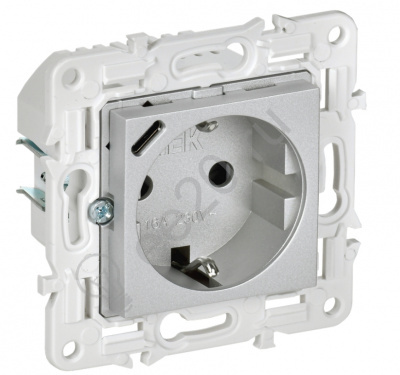 Мех-м розетки 1-м SKANDY с/з защ.шт. USB/C 18Вт серебряный IEK SK-R14-16-U14-018-K23